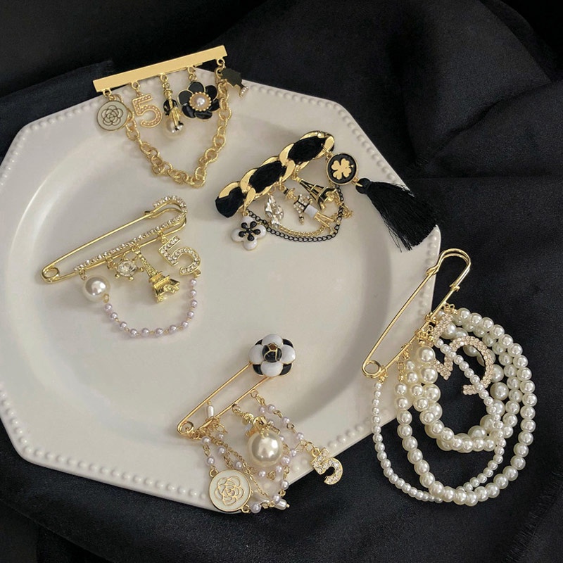 Trâm cài áo hình hoa trà phối tua rua 5 đính ngọc trai sang trọng