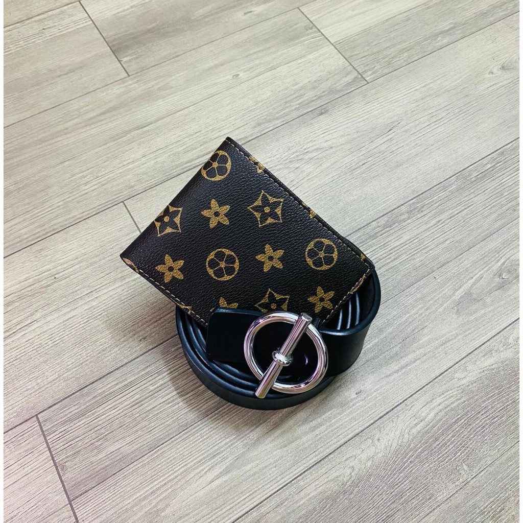 COMBO ( ví kẻ hoa nâu + thắt lưng chữ Q bạc ) Hot Tren 2021