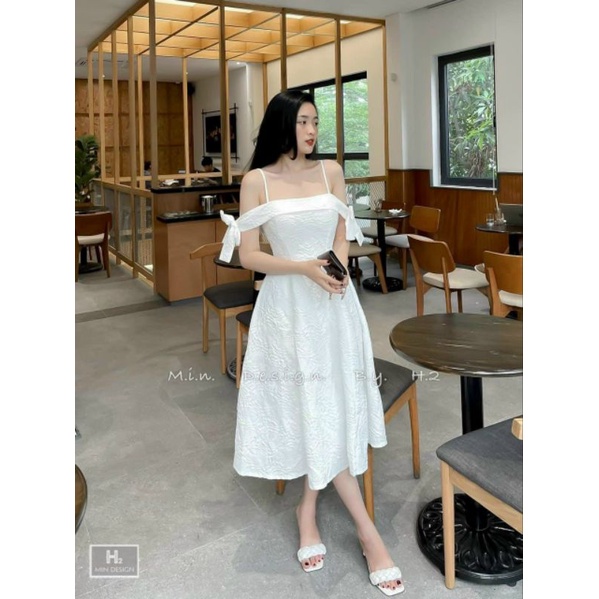 Đầm gấm xoè nơ rớt vai