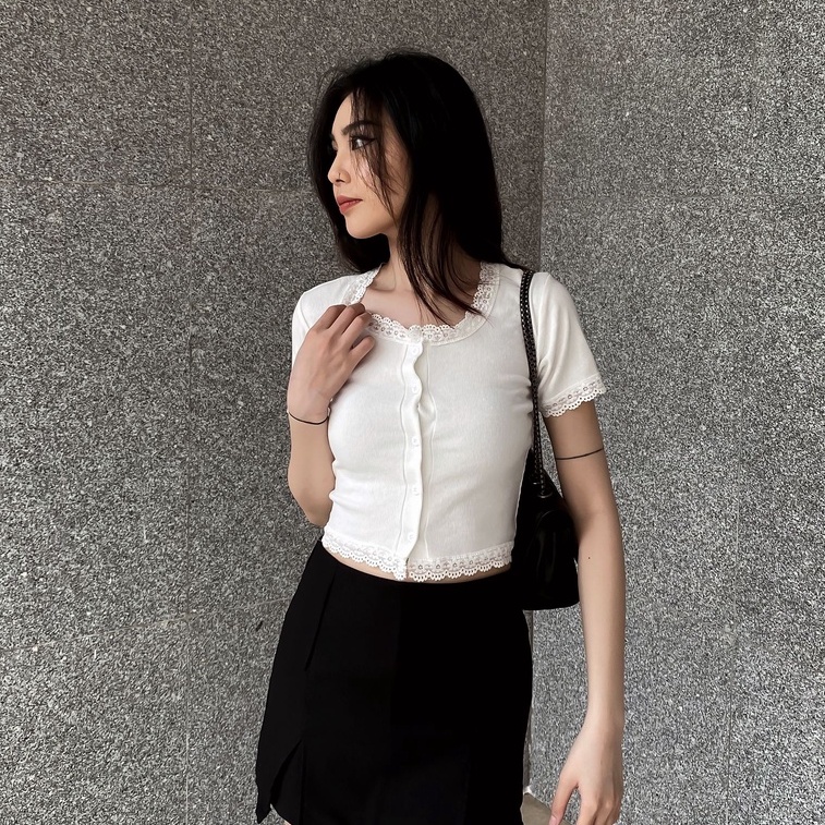 Áo cúc dọc viền ren áo croptop ôm sát - Chicbae21