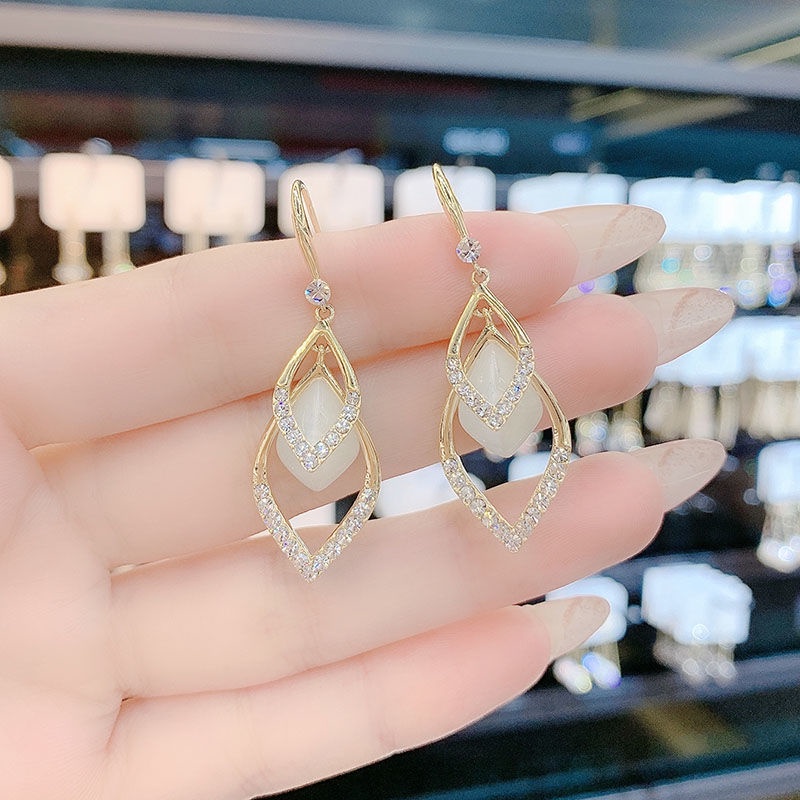 Bông Tai Hình Thoi Dáng Dài Đính Kim Cương Sang Trọng