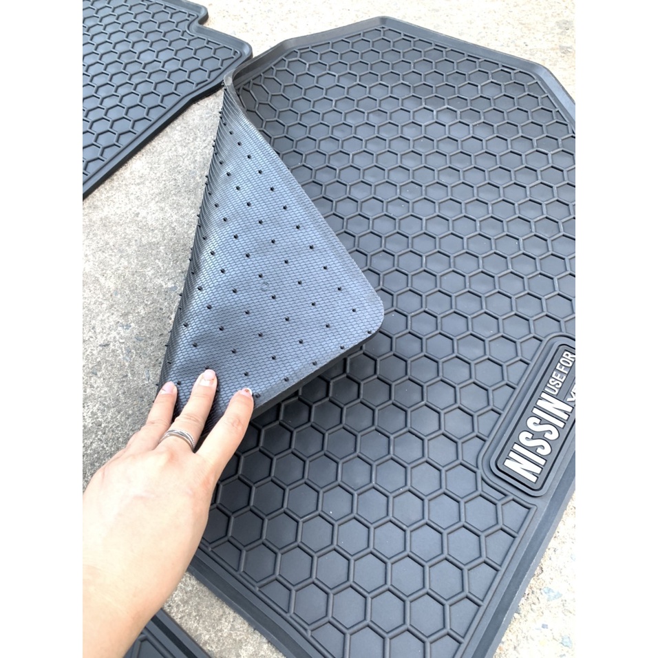 Thảm lót sàn cao su xe Toyota Veloz 2022 2023 Màu Đen đủ 3 hàng ghế không mùi chữ trắng