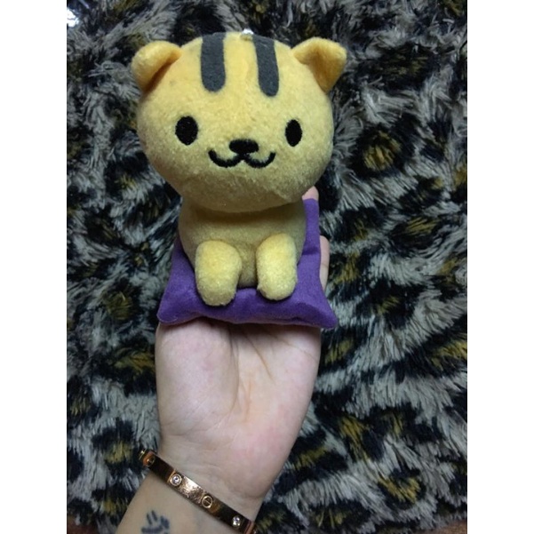Gấu bông mèo Atsume ngồi thảm