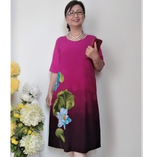 Váy Đầm Trung Niên Form Suông A Che Bụng - Vải Lụa Nhật Hoa Sen Hồng - Size 45-90Kg