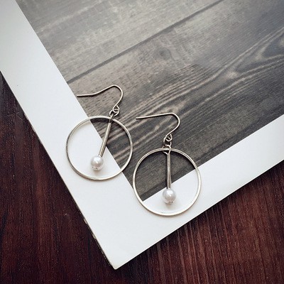 Bông tai nữ hình tròn phối hạt  bên trong phong cách cá tính