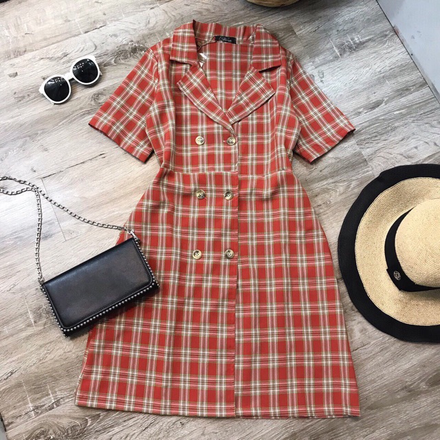 Đầm kẻ sọc cổ vest đỏ