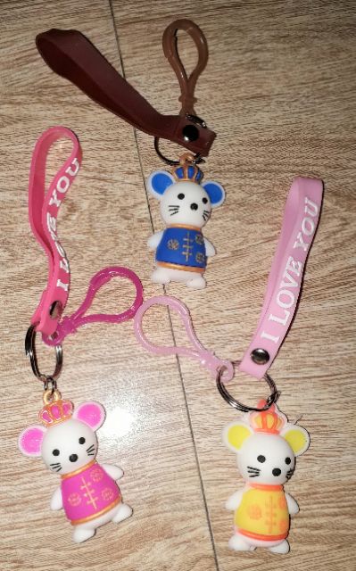 Một chiếc móc hình chú chuột bằng nhựa đặc rất đẹp