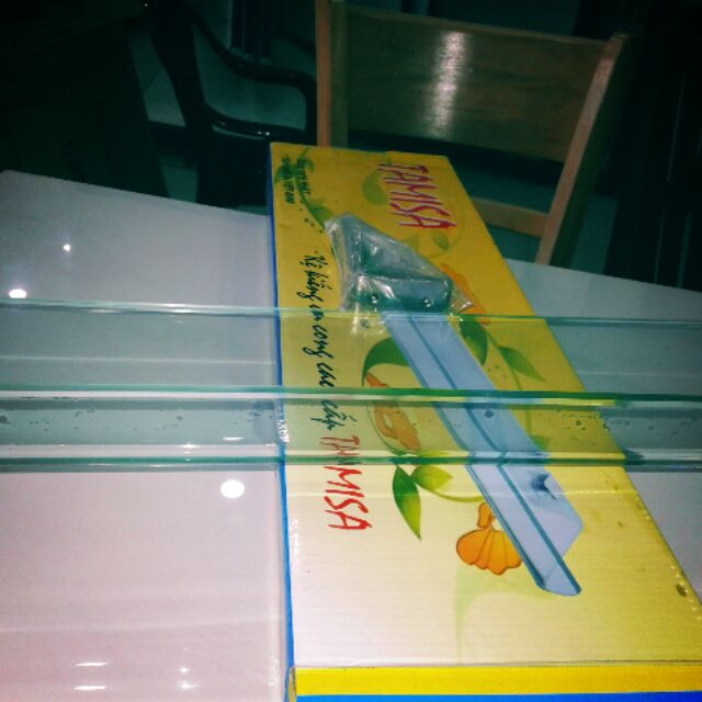 Kệ kính uốn cong