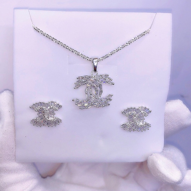 Khuyên tai cong sành điệu đá nhân tạo siêu sáng bạc ta