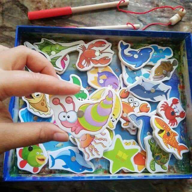 Bộ đồ chơi câu cá nam châm gồm 02 cần câu + 32 cá gỗ với kích thước khác nhau cho bé