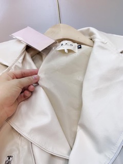 Áo da thiết kế tay khoá sắt.
