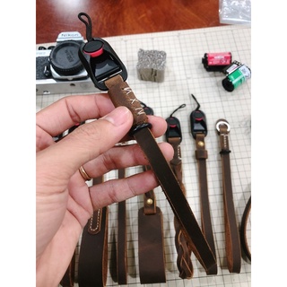 Dây máy ảnh đeo cổ tay/ Bản nhỏ hoặc dùng khoen tròn
