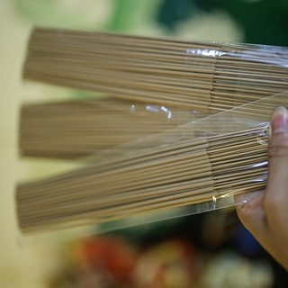 Nhang trầm thắp hương.