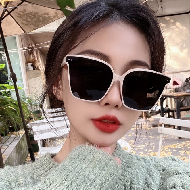 Kính Mát Thời Trang Cho Cả Nam Và Nữ