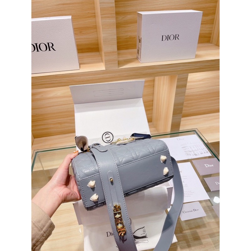 Túi xách diỏr bản da thật tag vàng sz 20 và 17