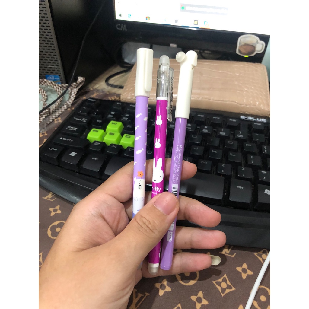Bút nước xóa được M&G AKPB3130 thân màu tím, nắp có hình con Chó dễ thương, mực tím
