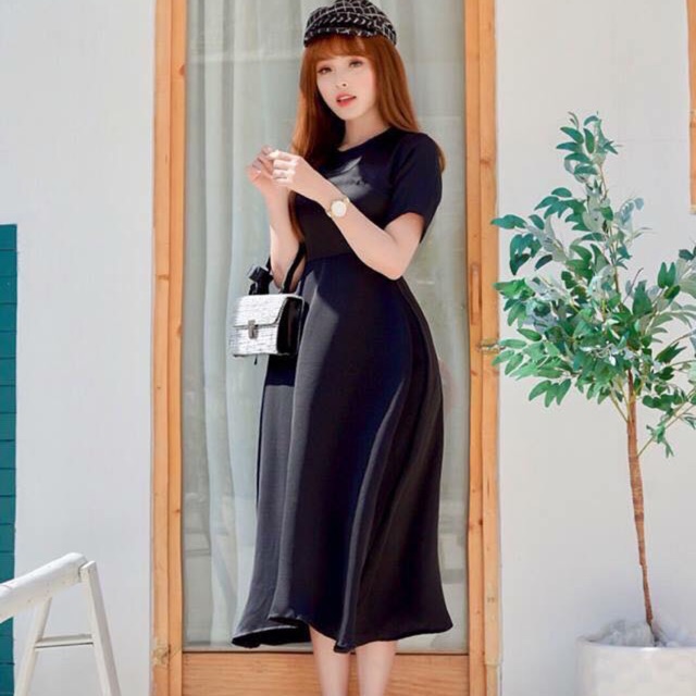 Đầm trắng đen thêu 1 hoa