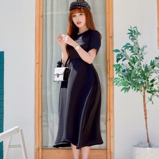 Đầm trắng đen thêu 1 hoa