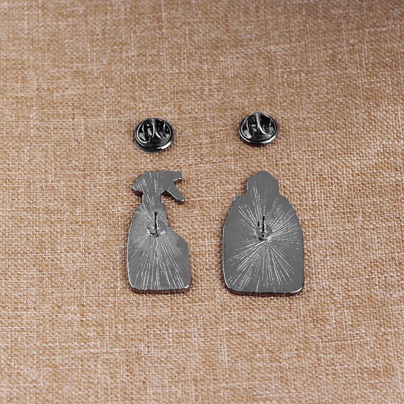 Set 2 trâm cài áo hình chai xịt nước và bình nước xả từ hợp kim tráng men tiện dụng