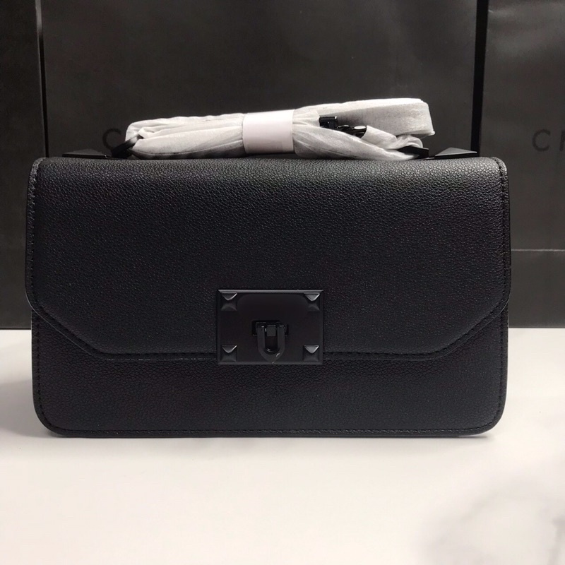 Túi đeo chéo khoá gạt kim loại full màu đen có túi giấy