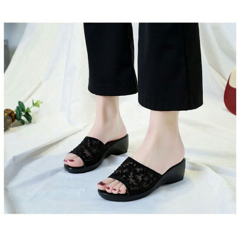 Dép đế xuồng trung niên tặng mẹ