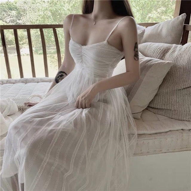 Đầm hai dây đi biển