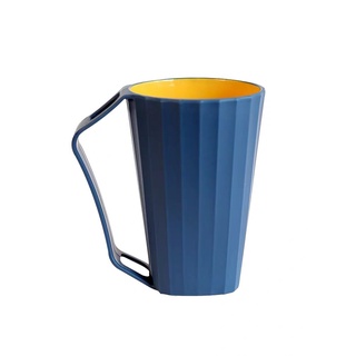 Cốc đánh răng có chỗ cắm bàn chải