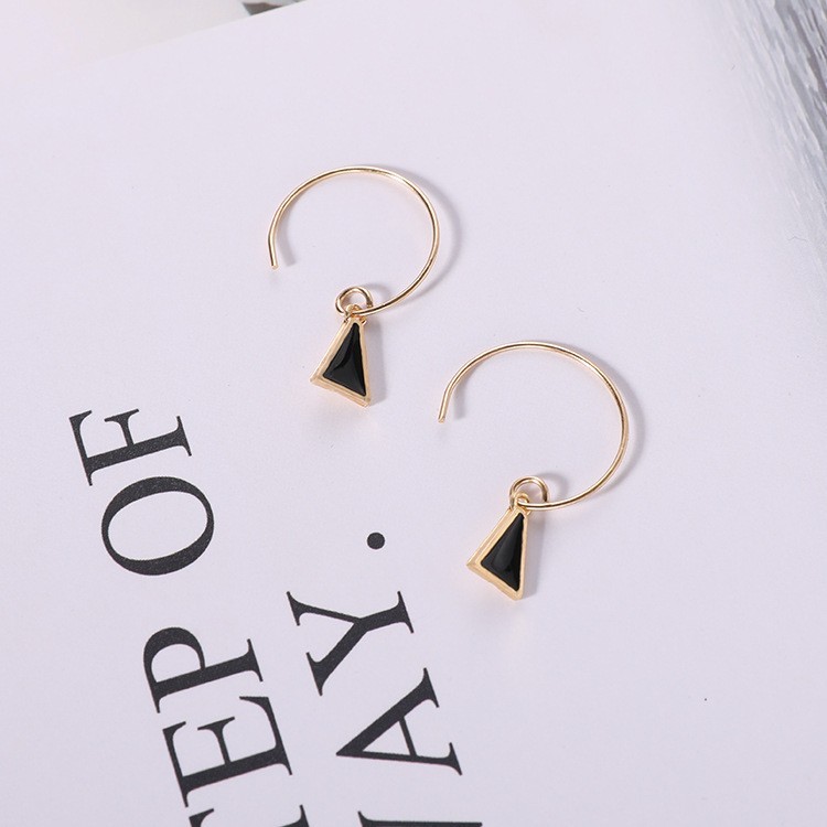 Đôi bông tai dạng móc họa tiết hình tam giác kiểu dáng thanh lịch cho nữ | BigBuy360 - bigbuy360.vn