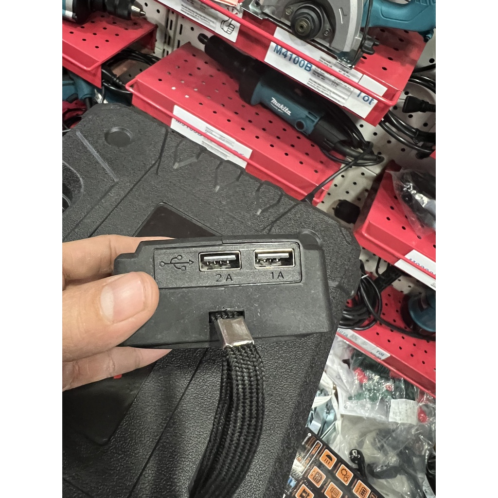 Đế sạc điện thoại tích hợp đèn chiếu sáng sử dụng chân pin Makita