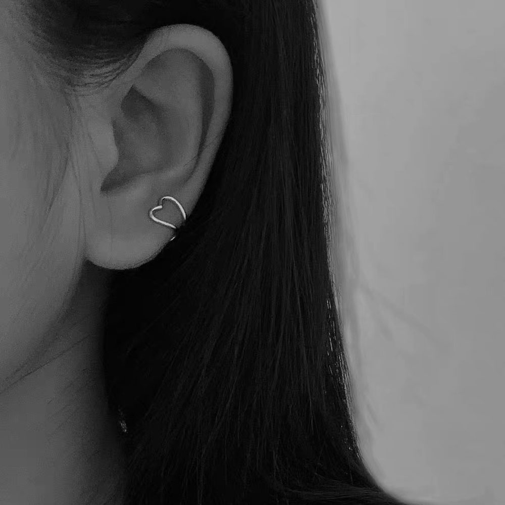 Khuyên kẹp vành tai màu bạc hình trái tim độc đáo
