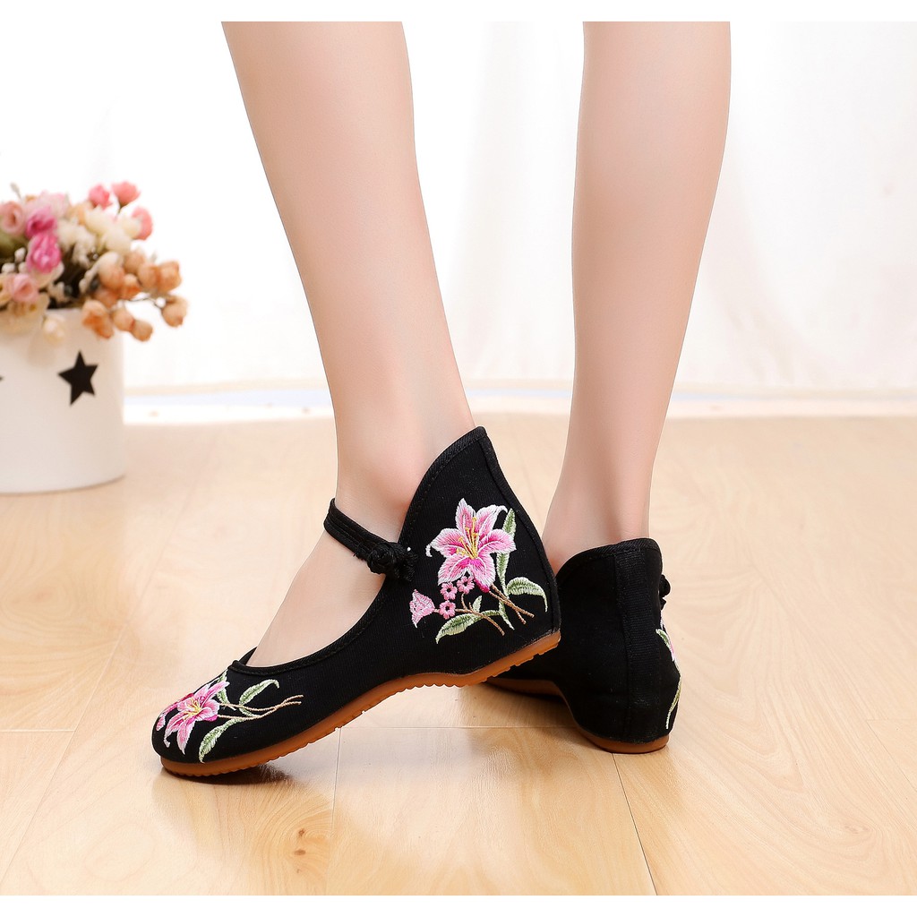 Giày búp bê thêu họa tiết hoa Lily phong cách Trung Hoa thanh lịch dành cho nữ