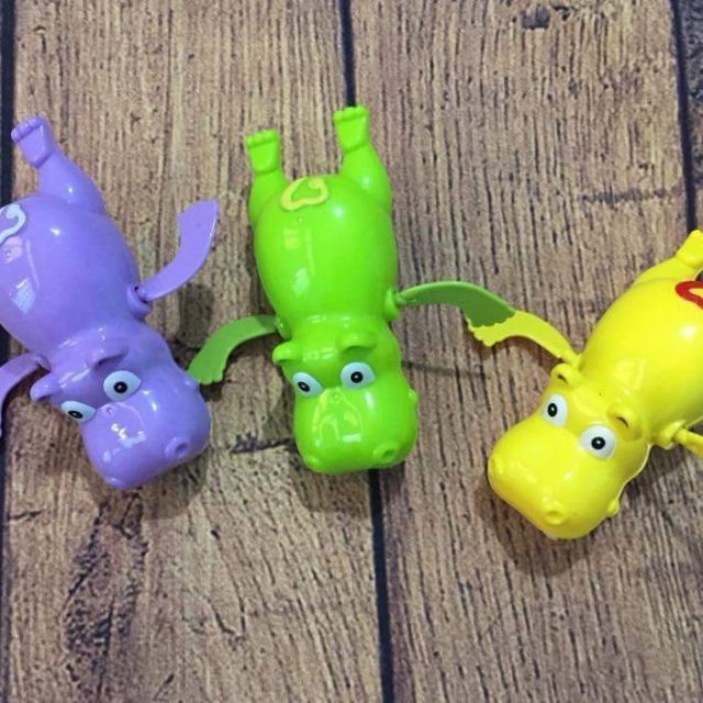 Thú bơi trong nước cho bé