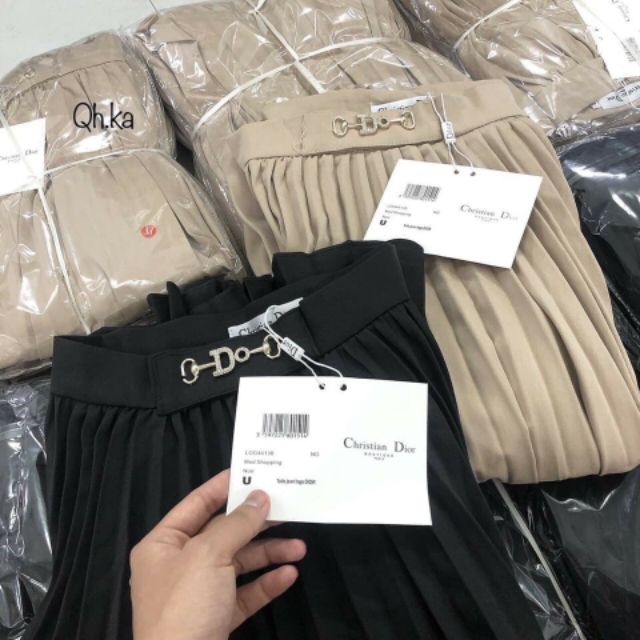 Chân váy xếp li cạp tag chữ giữa hàng QCL1 | BigBuy360 - bigbuy360.vn