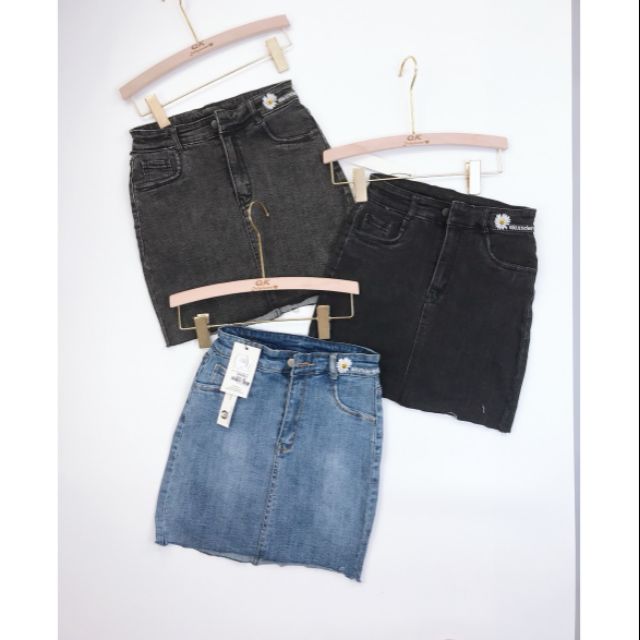 Chân váy jean ngắn có quần trong họa tiết cúc họa mi