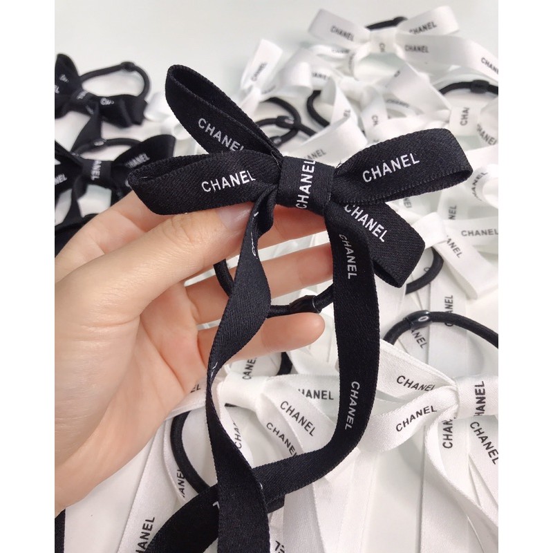 cột tóc chanel nơ ruy băng jennie