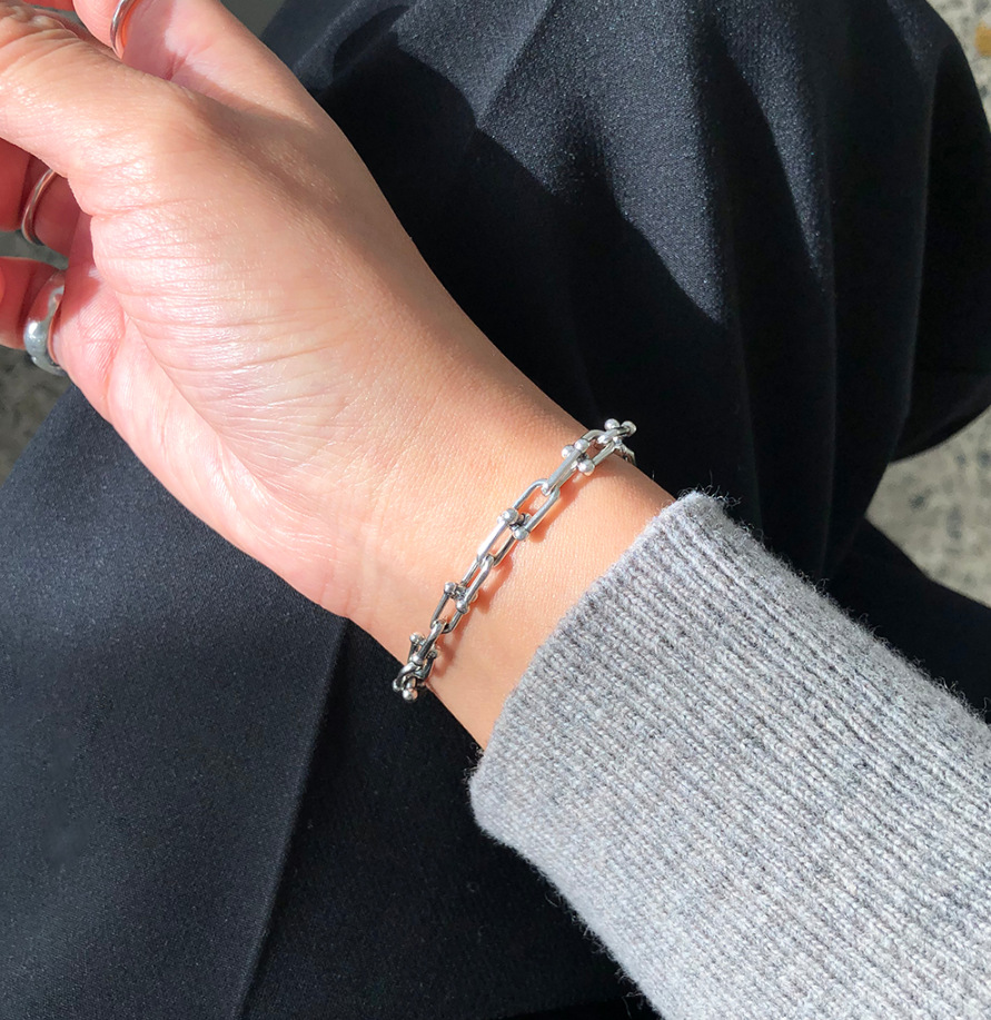 Vòng tay chữ U đơn giản hợp thời trang