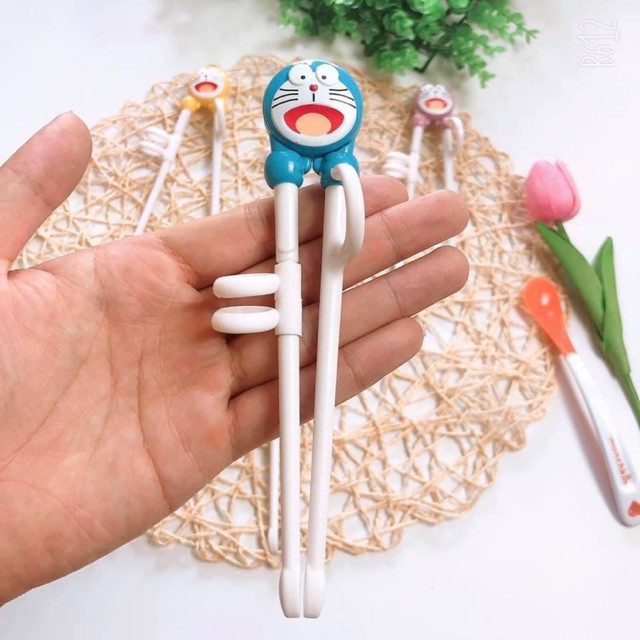 Đũa tập ăn cho bé xỏ ngón ĐÔRÊMON, đũa tập gắp kiểu Hàn Quốc hình Doraemon