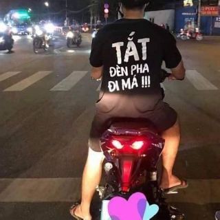 Áo thun in tắt đèn pha đi má