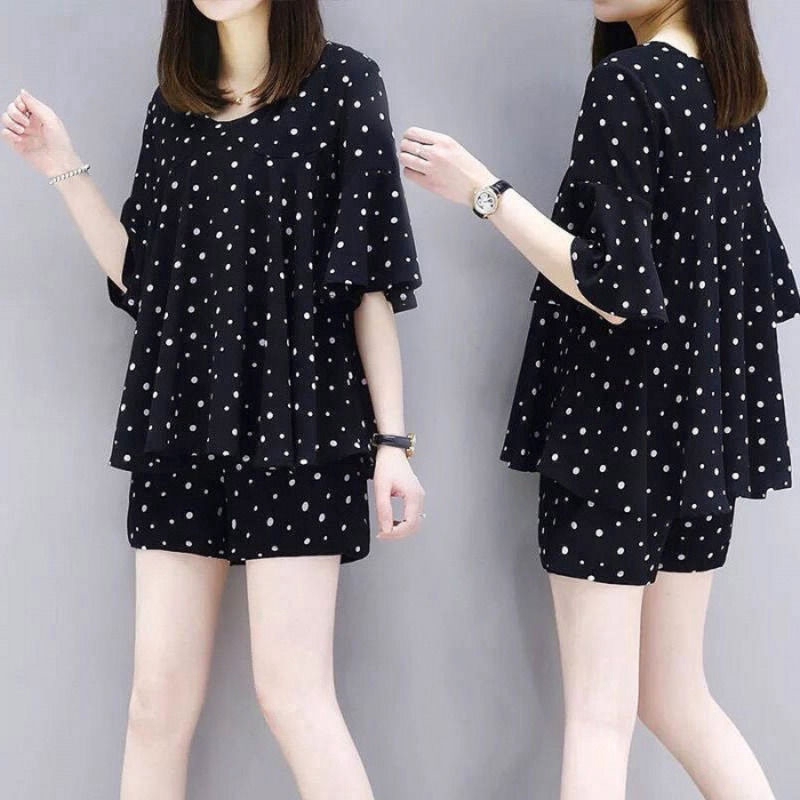 Bộ áo thun ngắn tay cổ tròn họa tiết chấm bi và quần short ống rộng thời trang nữ