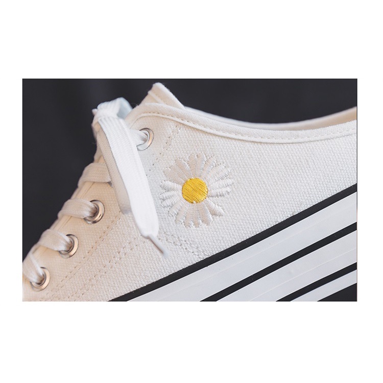 【READY ATOCK】giày nữ Women's shoes casual shoes small daisy inside raised half trailer canvas shoes women's 2021 summer new versatile heel less lazy step on heel white shoes