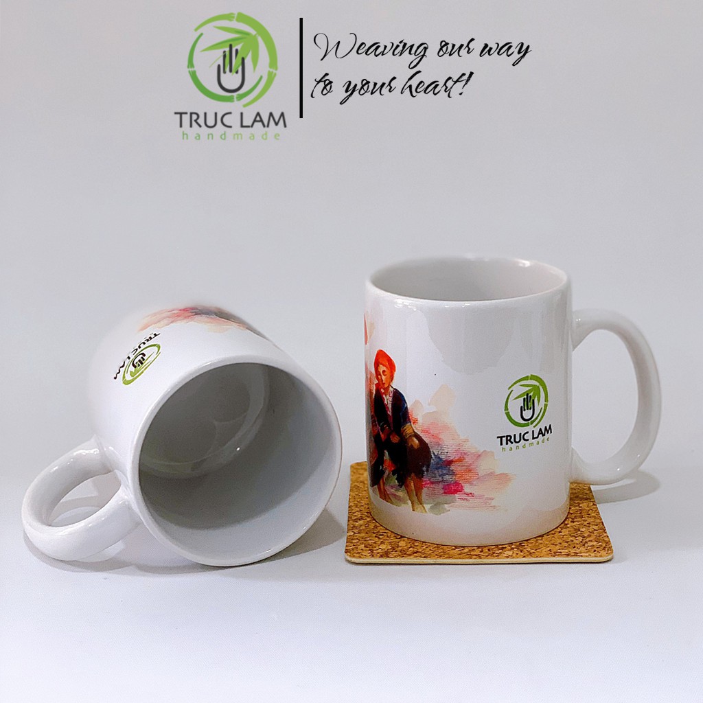 Cốc Uống Nước Có Quai Cầm Chất Liệu Sứ Bát Tràng In Hình 2 Cô Gái Dân Tộc Ngồi Thêu Vải Thổ Cẩm - Trúc Lâm Handmade
