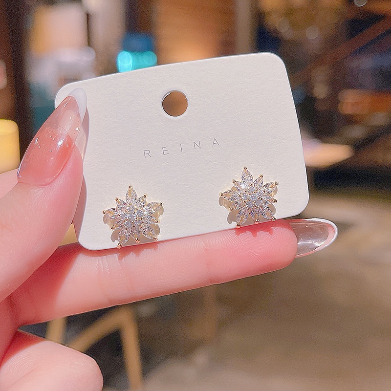 Đôi Bông Tai Hình Hoa Tuyết Đính Đá Thời Trang Cho Nữ