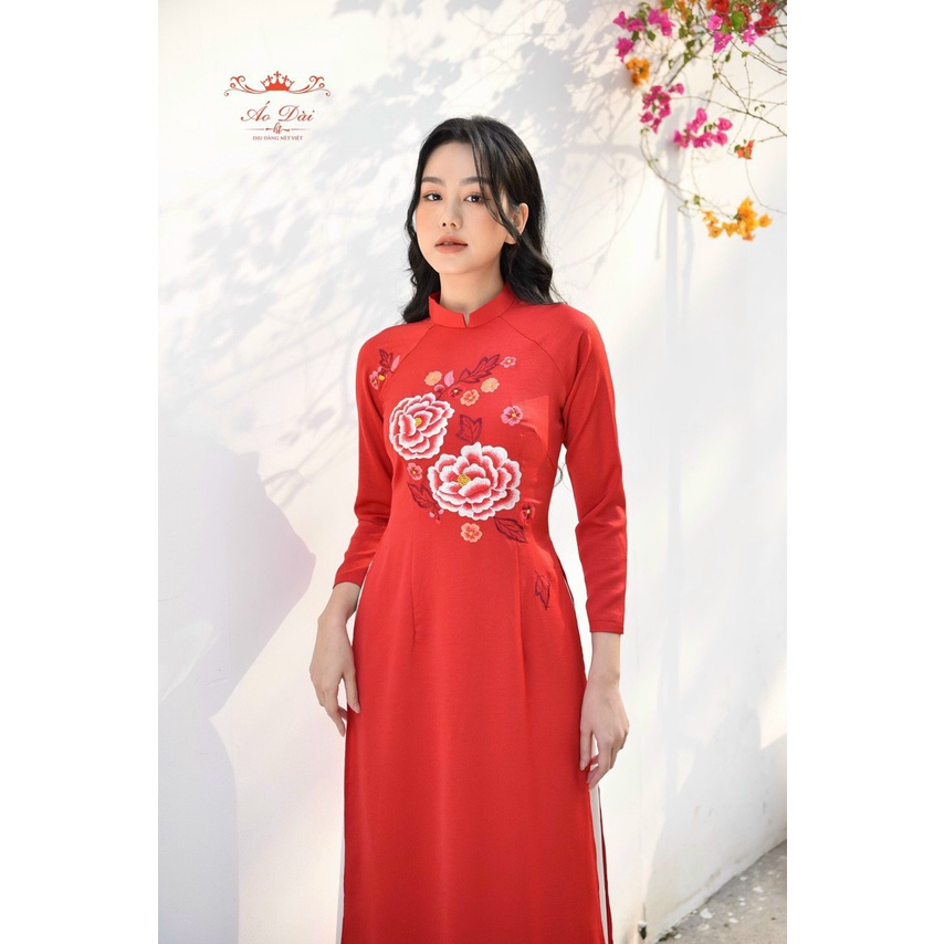 Áo dài truyền thống thêu hoa mẫu đơn kép màu đỏ madam Hà Trần