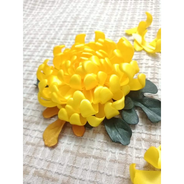 Hoa cài áo hoa cúc  màu vàng sang trọng quý phái [HANN- Hoa cài áo, pk thời trang]