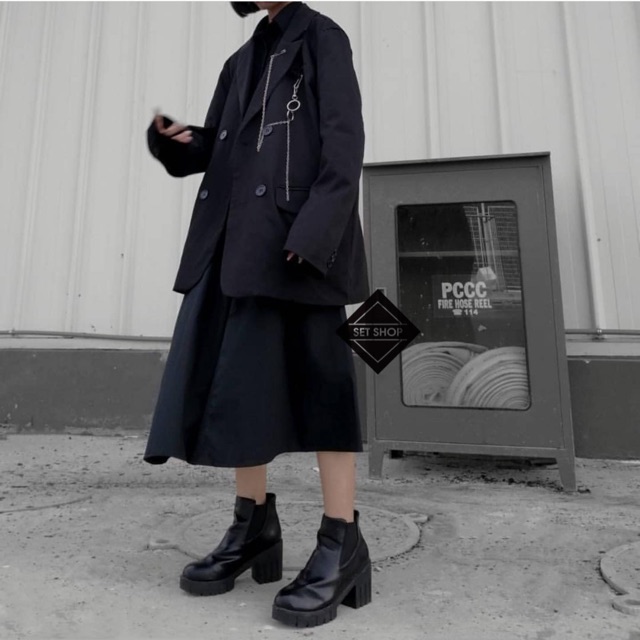 Áo vest đen form suông tặng kèm dây xích | BigBuy360 - bigbuy360.vn