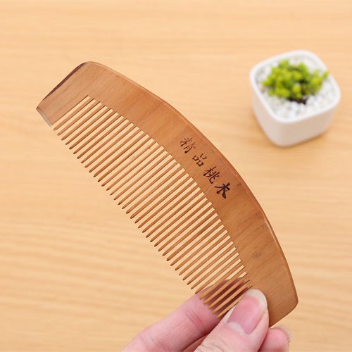 Lược gỗ chải tóc được điêu khắc rất tự nhiên và tỉ mỉ_RiBi Shop