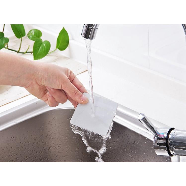 Móc dán tường treo bình nước rửa tay, dầu gội, sữa tắm có vòi xịt giúp tiết kiệm không gian nhà cửa