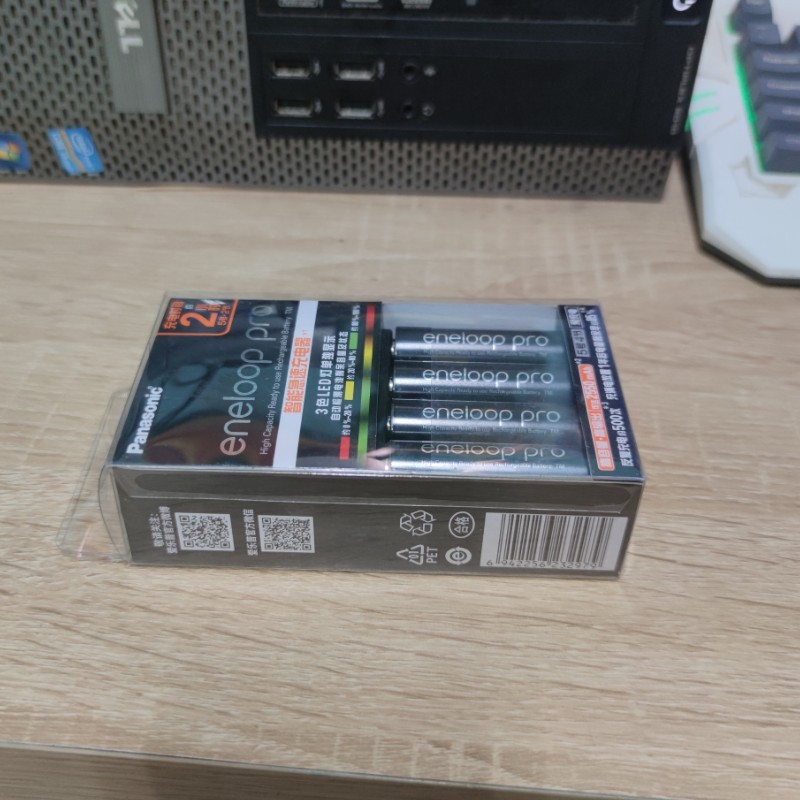 Box sạc kèm 4 pin AA 2550mAh Panasonic eneloop Pro K-KJ55HCC40C - made in Japan (Đen)