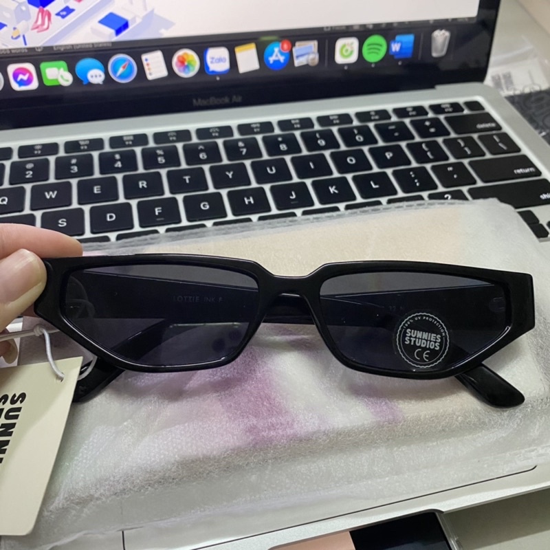 Các Mẫu còn một chiếc Kính sunnies Studios ( nhắn shop để note mẫu)