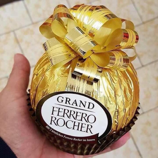 Quả nơ vàng ferrero rocher và kẹo dừa rafaello